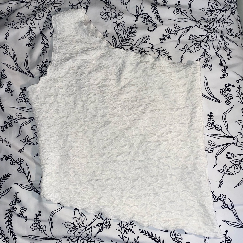 One shoulder textured asymmetrical top L